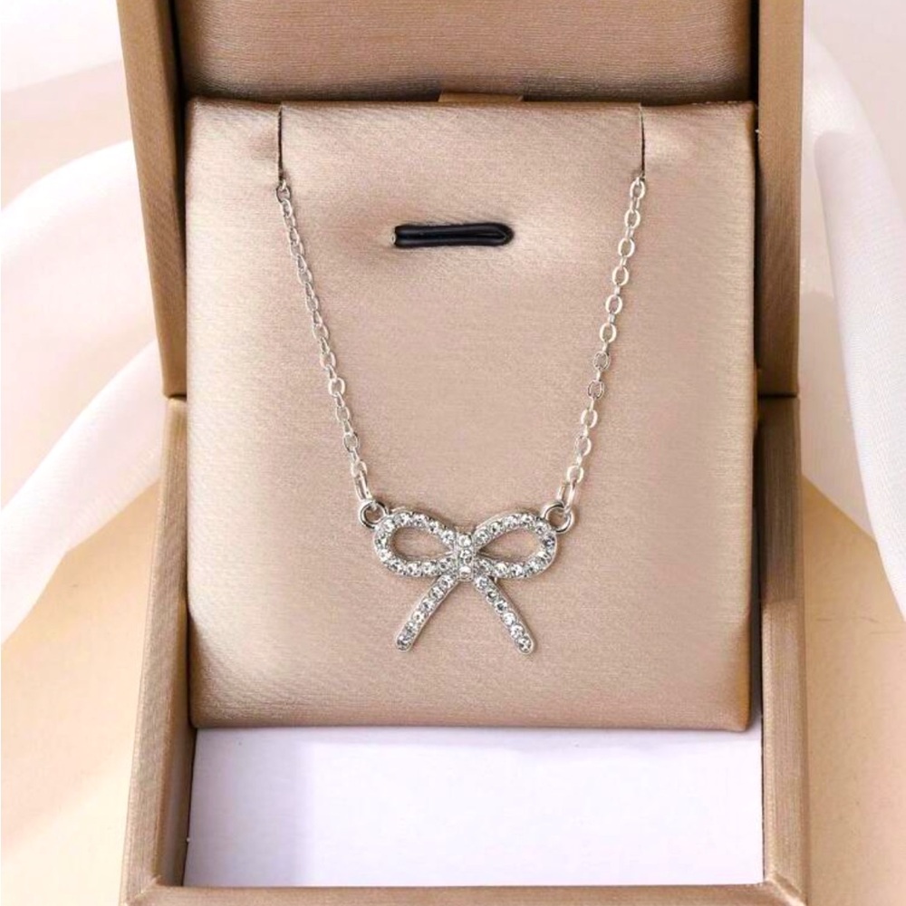 Silver Rhinestone Bow Necklace NEW 🏷️
